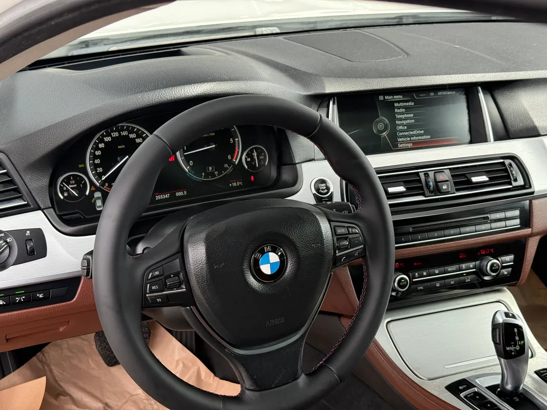 BMW Seria 5 530d - fotografie 12