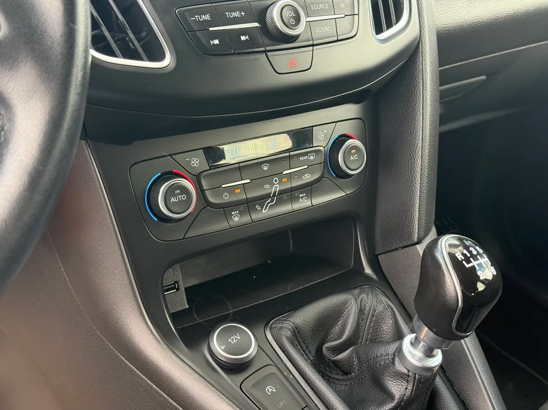 Ford Focus 1.5 diesel - fotografie 10